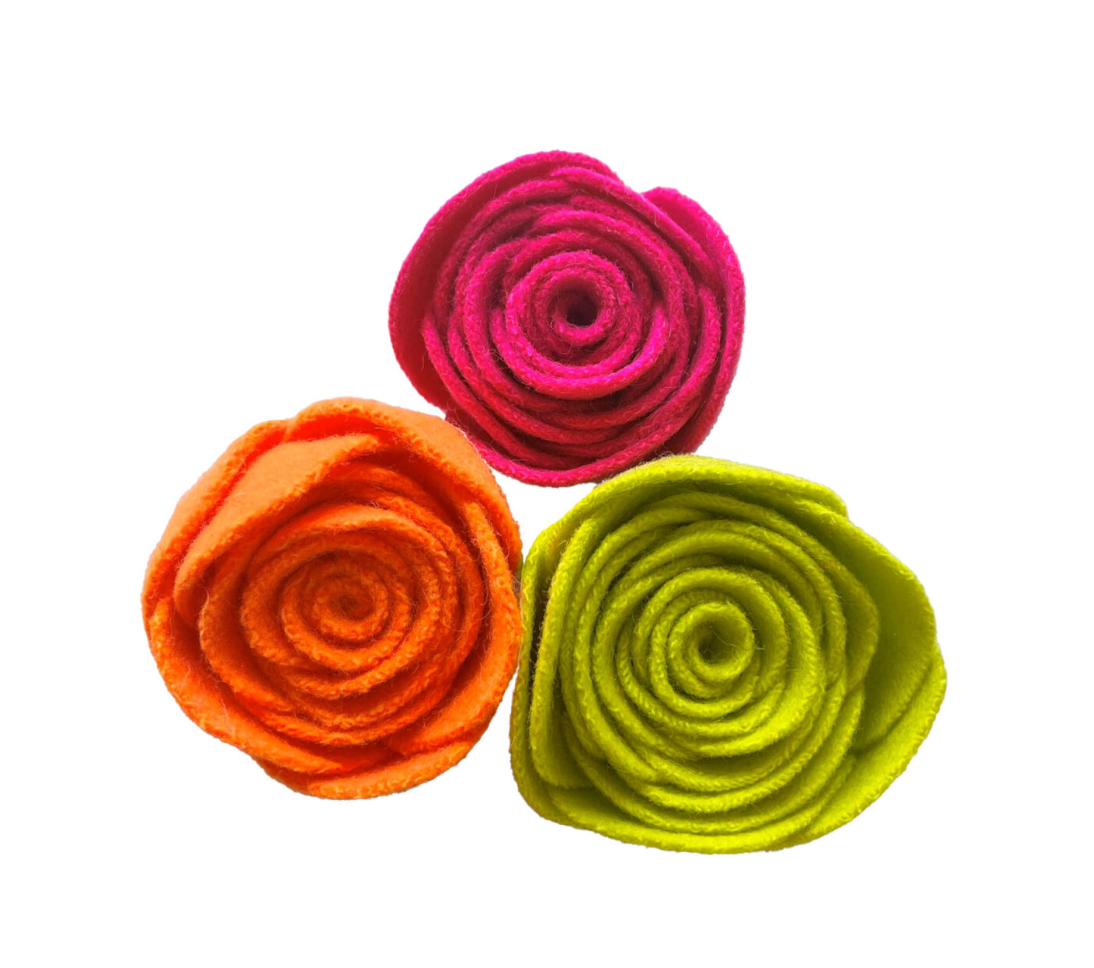 STE.MARG.SCOT - The Woollen Flower Brooch RANUNCULUS