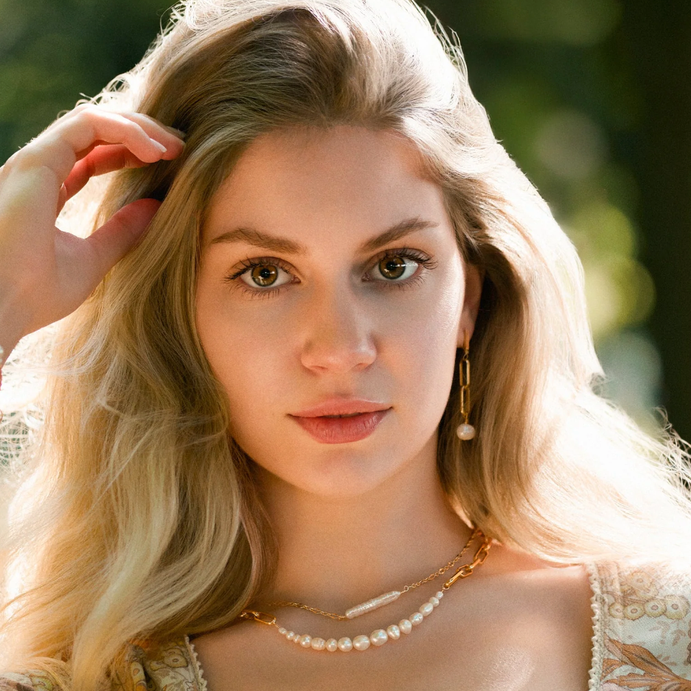 Woman with jewelry, screenshot from September 4, 2025.