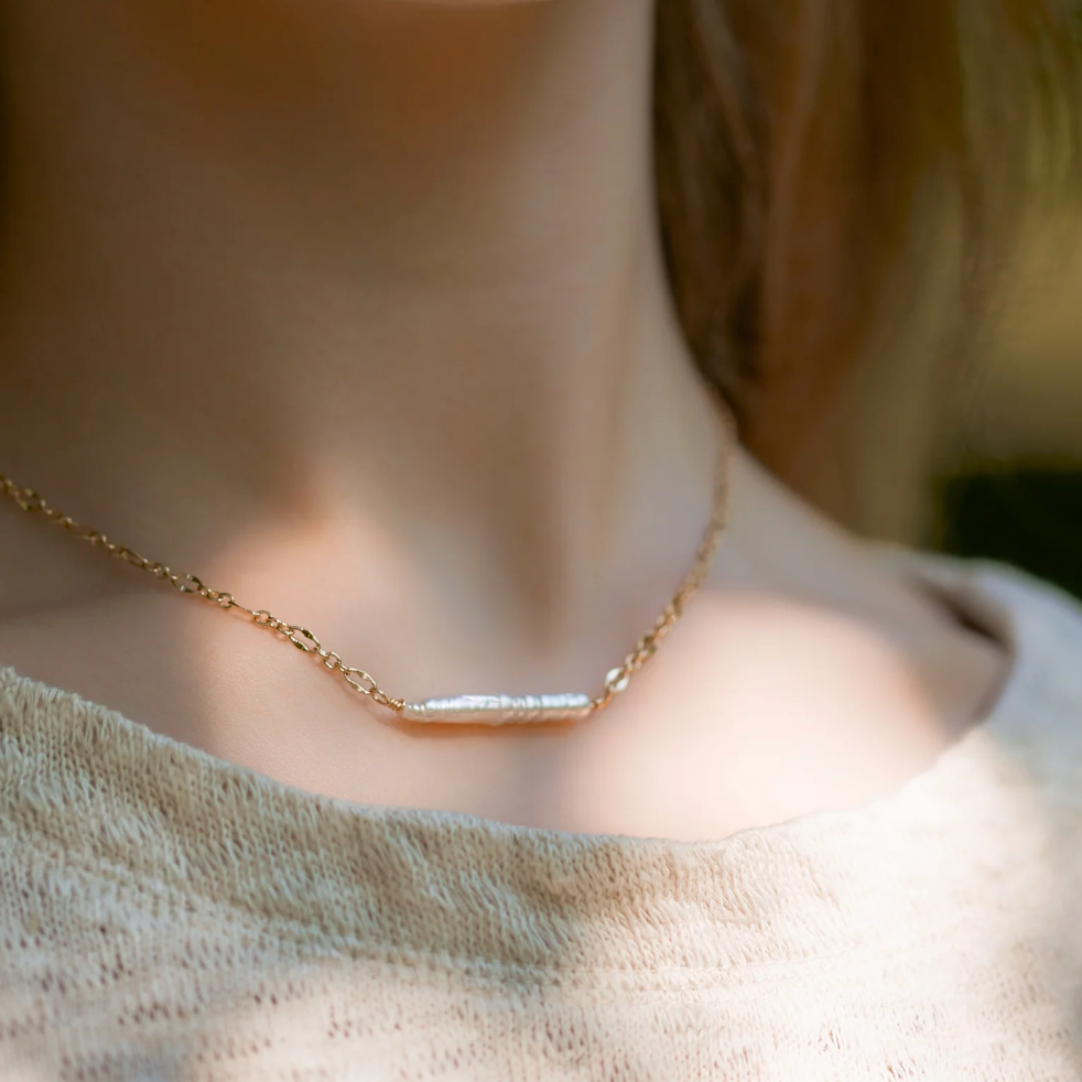 Gold bar necklace on a woman, September 4, 2025 screenshot