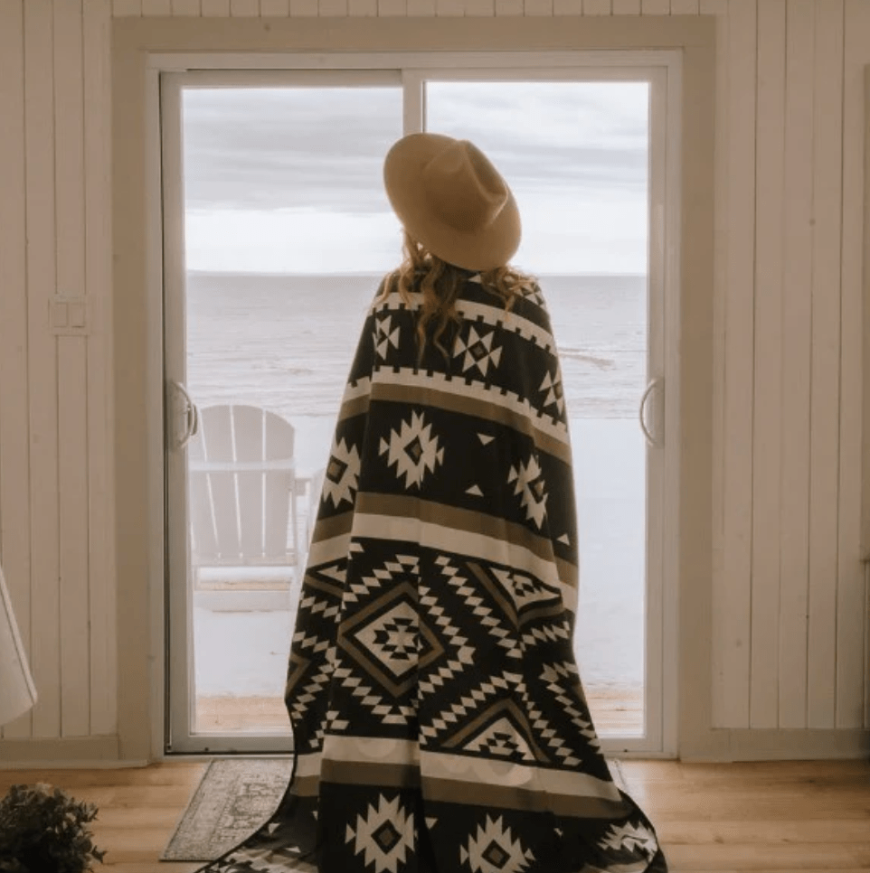 Canoe & Lake Quick-Dry Throw (Black/Southwest)